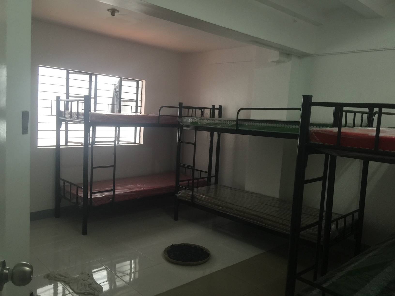 The White House: Ladies Dorm-Room for 6