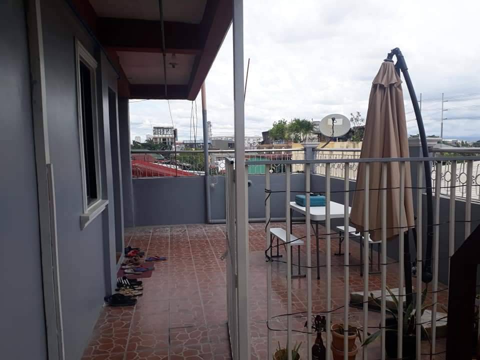 Female Bedspacer at Rizal Makati