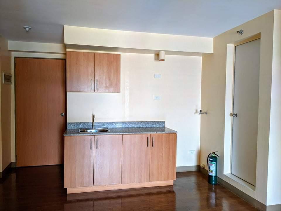 Pasig Condo At Hampton Gardens