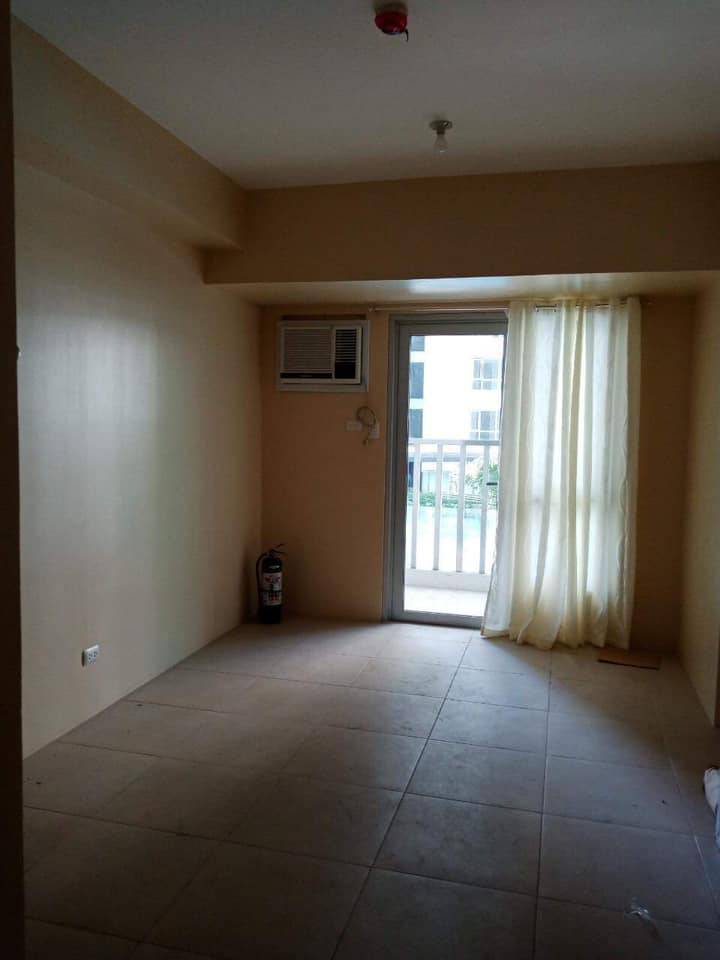  For Lease: Studio with Balcony 