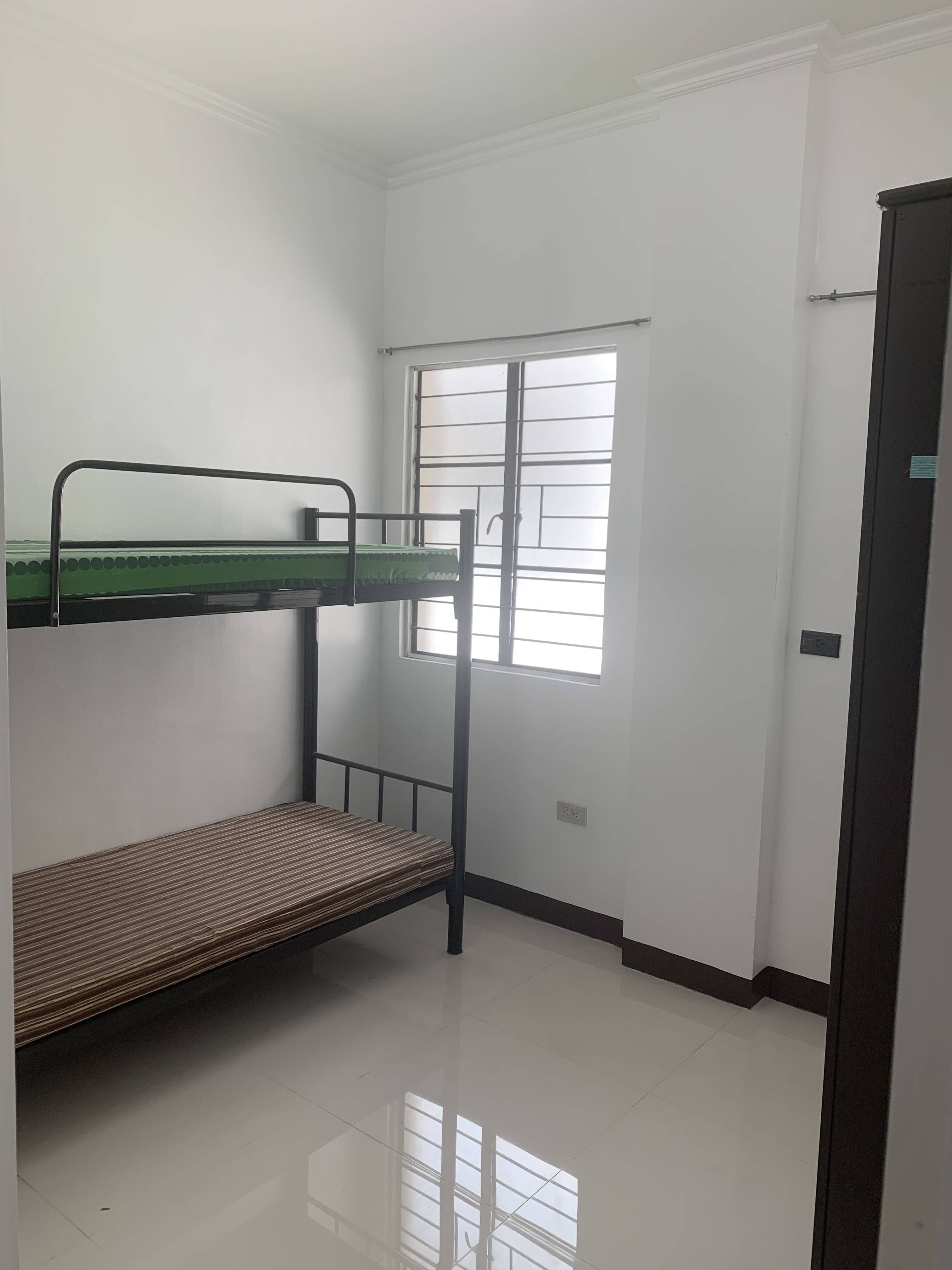 The White House: Ladies Dorm-Room for 2